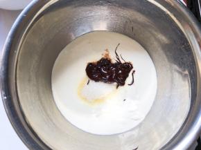 淡奶油加糖加甘纳许打发至5分发，能流动状态