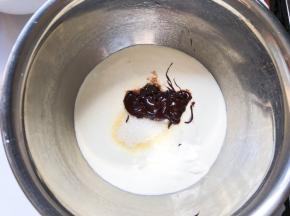 淡奶油加糖加甘纳许打发至5分发，能流动状态