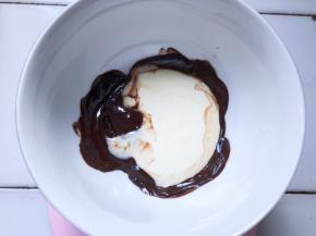 和淡奶油混合搅拌均匀