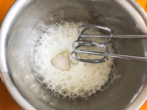 蛋白加入柠檬汁，低速打发至有粗泡状态，加入三分之一细砂糖