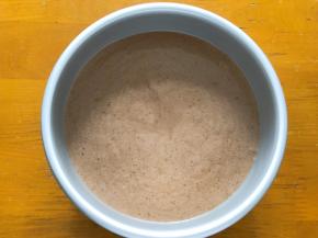 倒入6寸模具中，轻震两下震出气泡