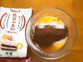 筛入低筋面粉和可可粉搅拌均匀