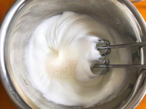 高速打发至有纹路状态，加入最后的细砂糖
