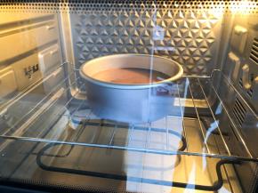 倒入6寸模具中，轻震两下震出气泡