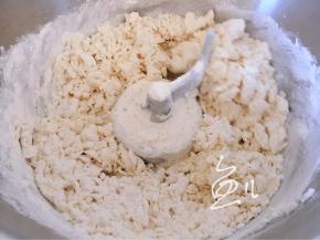 再倒入凉水搅拌成絮状