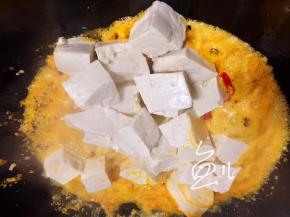 放入豆腐块翻炒均匀