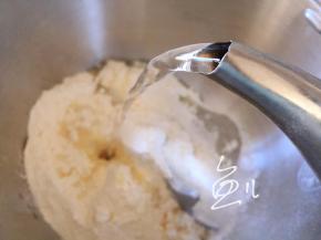 一边倒入开水，一边搅拌