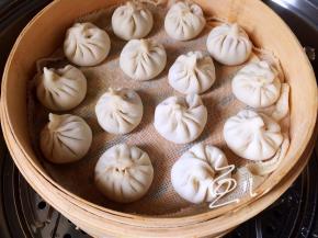 包好的小包子放入蒸屉，凉水上锅