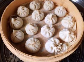 包好的小包子放入蒸屉，凉水上锅
