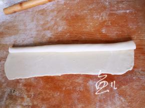 一侧卷起，擀的时候少用干粉，要不然卷起的时候会散开