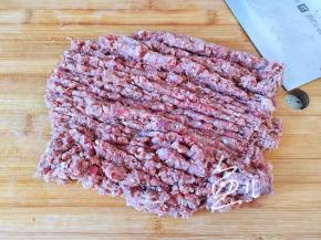 牛肉剁碎成馅