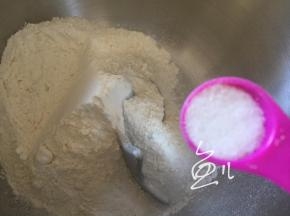 肉馅冷藏的时候开始和面，面粉中放盐