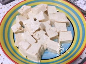 豆腐捞出沥干水分