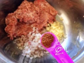 牛肉碎、葱姜碎放入五香粉