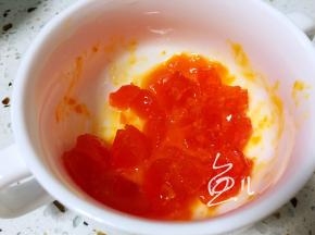 咸蛋黄用勺子弄碎