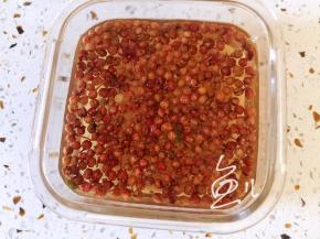 花椒粒用清水浸泡5-6小时，制成花椒水