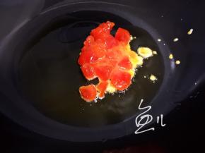 油锅烧热，放入咸蛋黄