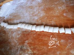 卷后切小段，小笼包的剂子要小些