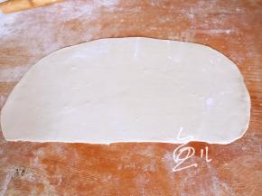 醒后的面团揉匀，擀成薄片（少用干粉）