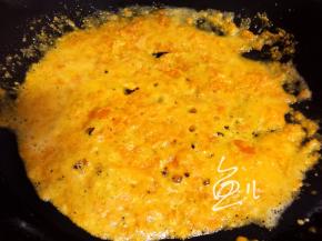 用勺子碾碎蛋黄，炒匀