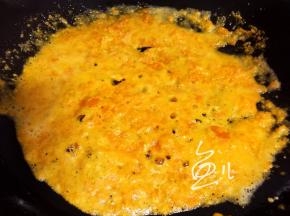 用勺子碾碎蛋黄，炒匀