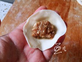 冷藏后的肉馅有些凝固（馅太稀不易包），放面皮上