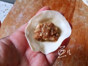 冷藏后的肉馅有些凝固（馅太稀不易包），放面皮上