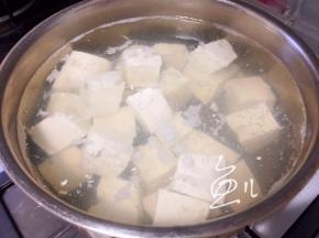 锅中烧开水，放入豆腐块焯水1分钟