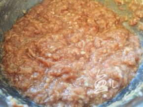 待花椒水充分融入肉馅中，再次倒入少许花椒水，再次顺一个方向搅拌，重复几次，肉馅呈稀糊状即可，肉馅放冰箱冷藏10小时左右