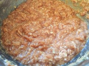 待花椒水充分融入肉馅中，再次倒入少许花椒水，再次顺一个方向搅拌，重复几次，肉馅呈稀糊状即可，肉馅放冰箱冷藏10小时左右