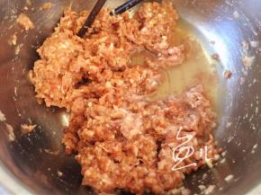 放盐，倒入少许花椒水，顺一个方向搅拌上劲