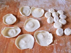 压扁后，擀成中间厚边缘薄的面皮