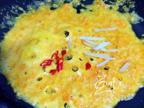 放入姜丝和辣椒段