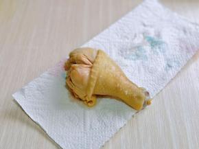 再用厨房用纸把每个鸡腿擦干。