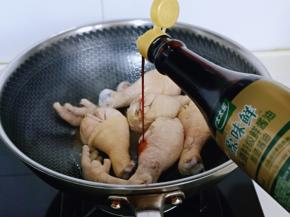 再加入原味鲜酱油，翻炒均匀。