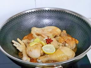 再加入提前切好的姜蒜，八角，香叶，柠檬片，加入纯净水，没过鸡腿为佳。