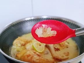 最后加入冰糖，不喜欢可以不加，也可以用白砂糖代替，盖上盖子烧开，转小火慢炖约20分钟左右。