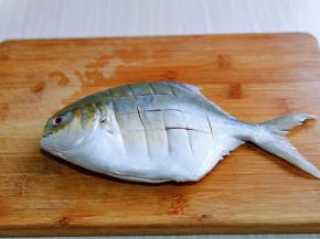 再鱼身上上切花刀。