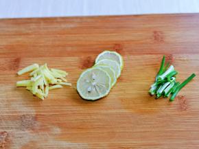 葱姜去皮切好，柠檬洗干净切薄片。