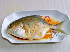 把处理好的金鲳鱼放入鱼盘中，撒上料酒，原味鲜酱油，十三香，再按个人口味加入盐。