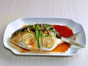 最后把准备好的葱姜摆放在鱼身上，包括鱼肚子里，再摆放上柠檬片，淋上蚝油，腌制1小时以上。