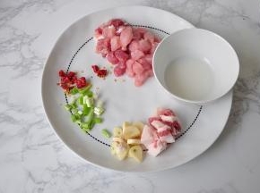 将猪肉肥肉分开，肥猪肉切成小条，瘦肉切成小块，葱蒜辣椒也准备好，水淀粉也调好备用。