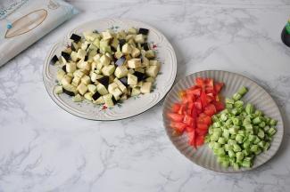 茄子切成小丁约1.5厘米的丁，豆角去掉老筋切成小段，西红柿切丁备用。