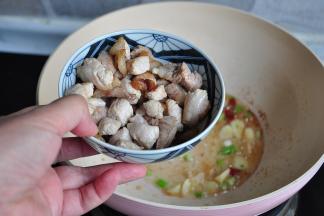 炒至瘦肉变色熟了就可盛出了。这时，利用锅中的油，放入葱蒜红椒段接着炒香。