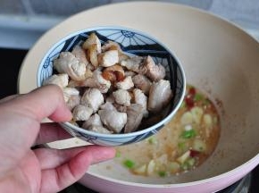 炒至瘦肉变色熟了就可盛出了。这时，利用锅中的油，放入葱蒜红椒段接着炒香。