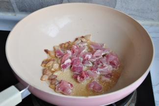 锅中放入适量的油，先放入肥肉片炒至吐出油，然后再炒瘦肉丁。加入肥肉的主要目的是炒出它的油脂，让这个菜更香。