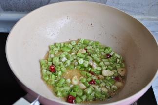 先放入豆角大火炒。豆角比其它菜要费火，我们一定要提前炒它，这样才能与茄子的口感同步。不要一味的追求豆角的菜色和脆感或者是图省事省略这一步，不熟的豆角吃后也容易引起胃肠不适，这一点一定要记住。