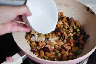 最后淋上水淀粉。