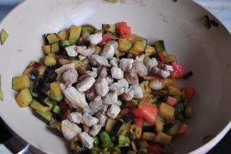 快速翻炒后，倒入肉丁炒匀，然后加入蚝油、酱油、根据自己的口味再加一点点糖提鲜，少量的盐增味。糖不喜欢的就不要放了，少量的糖不会有甜味。