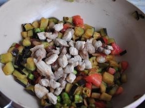 快速翻炒后，倒入肉丁炒匀，然后加入蚝油、酱油、根据自己的口味再加一点点糖提鲜，少量的盐增味。糖不喜欢的就不要放了，少量的糖不会有甜味。